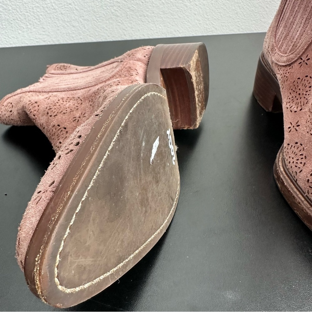 Coach Bowery Chelsea Boot with Cut Out Tea Rose Size: 7.5 - Picture 11 of 14